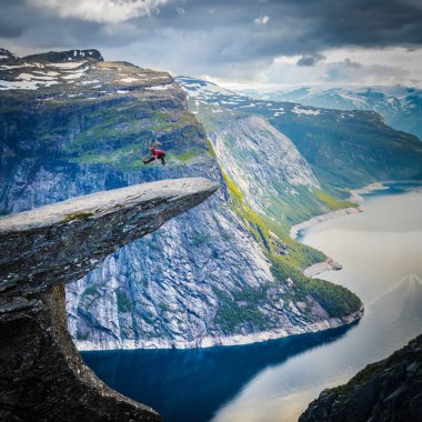 Trolltunga (Troll dili) gündüz, Norveç'te bir kaya oluşumudur