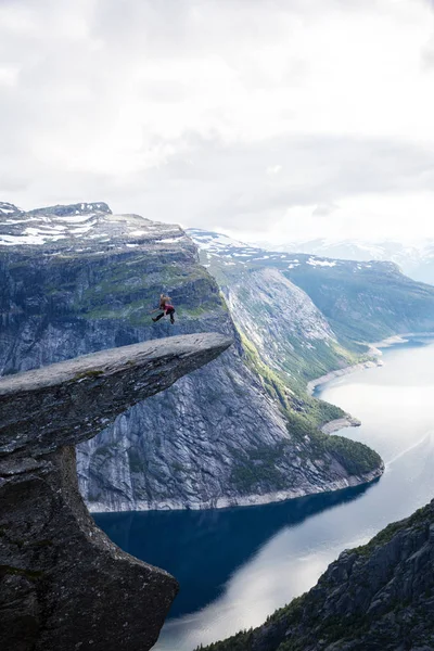 Trolltunga Troll Tongue Een Rotsformatie Overdag Noorwegen — Stockfoto