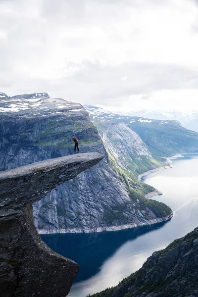 Trolltunga Troll Tongue Een Rotsformatie Overdag Noorwegen — Stockfoto