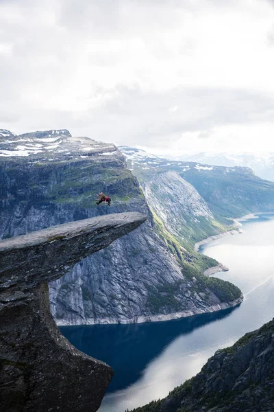 Trolltunga Troll Tongue Een Rotsformatie Overdag Noorwegen — Stockfoto