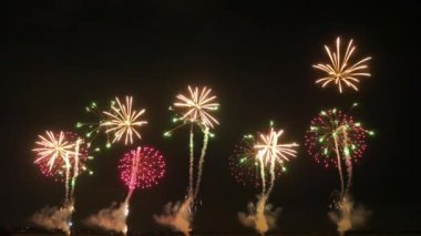 Gece gökyüzündeki havai fişekler