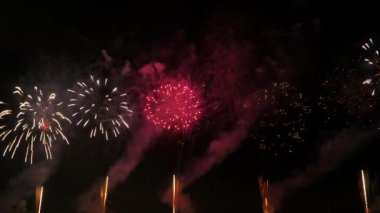 Gece gökyüzündeki havai fişekler