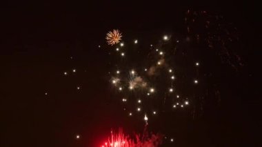 Gece gökyüzündeki havai fişekler