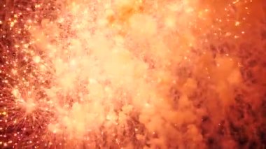 Gece gökyüzündeki havai fişekler