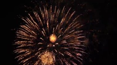 Gece gökyüzündeki havai fişekler