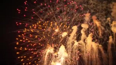 Gece gökyüzündeki havai fişekler