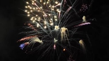 Gece gökyüzündeki havai fişekler