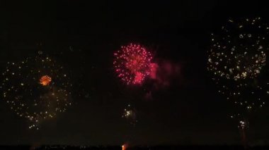 Gece gökyüzündeki havai fişekler