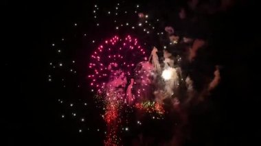 Gece gökyüzündeki havai fişekler