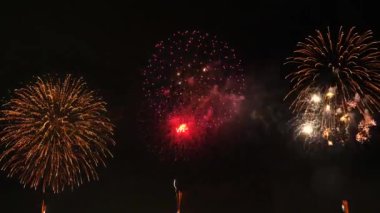 Gece gökyüzündeki havai fişekler