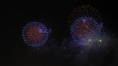 Gece gökyüzündeki havai fişekler