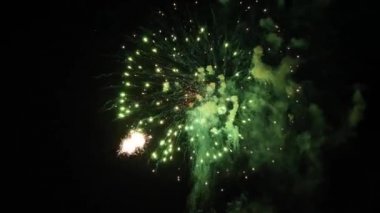 Gece gökyüzündeki havai fişekler