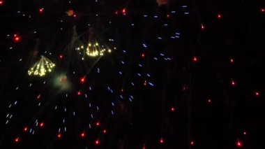 Gece gökyüzündeki havai fişekler