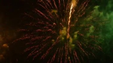 Gece gökyüzündeki havai fişekler