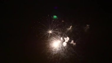 Gece gökyüzündeki havai fişekler