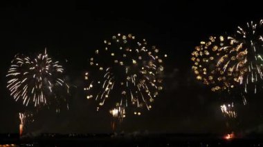 Gece gökyüzündeki havai fişekler