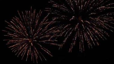 Gece gökyüzündeki havai fişekler