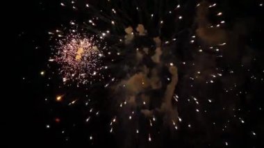 Gece gökyüzündeki havai fişekler