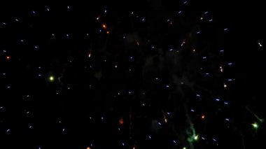 Gece gökyüzündeki havai fişekler