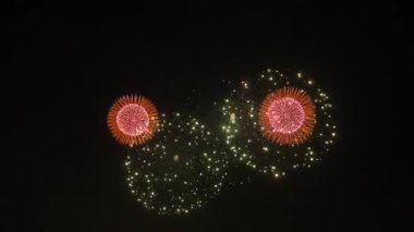 Gece gökyüzündeki havai fişekler