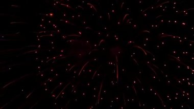 Gece gökyüzündeki havai fişekler