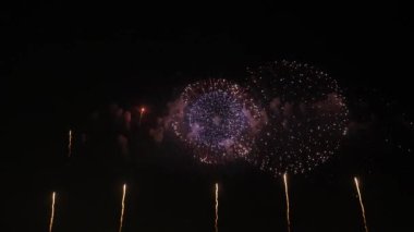 Gece gökyüzündeki havai fişekler