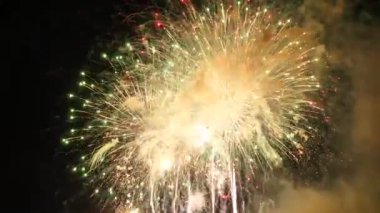 Gece gökyüzündeki havai fişekler