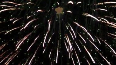 Gece gökyüzündeki havai fişekler