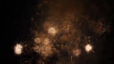 Gece gökyüzündeki havai fişekler