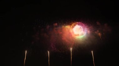 Gece gökyüzündeki havai fişekler