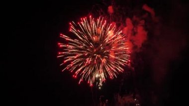 Gece gökyüzündeki havai fişekler