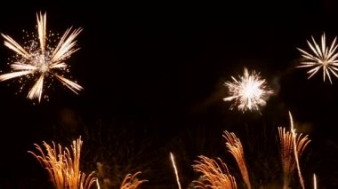 Gece gökyüzündeki havai fişekler