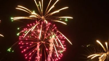 Gece gökyüzündeki havai fişekler