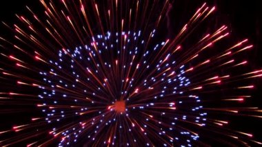 Gece gökyüzündeki havai fişekler