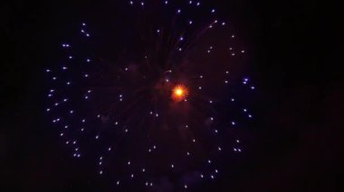 Gece gökyüzündeki havai fişekler