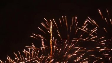Gece gökyüzündeki havai fişekler