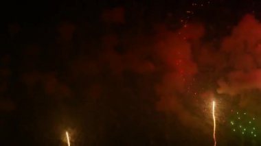 Gece gökyüzündeki havai fişekler