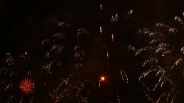 Gece gökyüzündeki havai fişekler