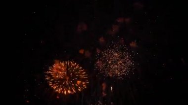 Gece gökyüzündeki havai fişekler