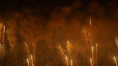 Gece gökyüzündeki havai fişekler