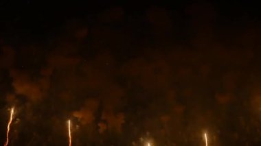 Gece gökyüzündeki havai fişekler