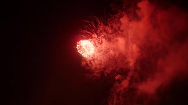 Gece gökyüzündeki havai fişekler