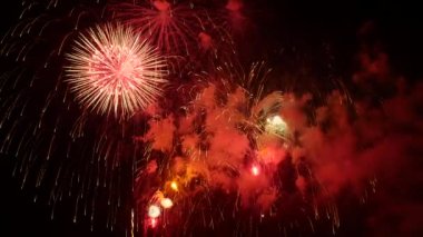 Gece gökyüzündeki havai fişekler