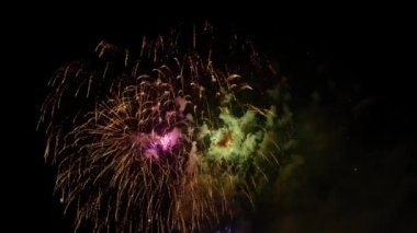 Gece gökyüzündeki havai fişekler