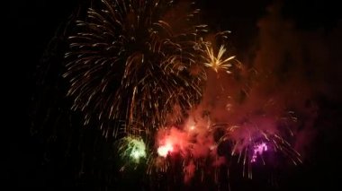 Gece gökyüzündeki havai fişekler