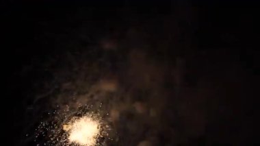 Gece gökyüzündeki havai fişekler