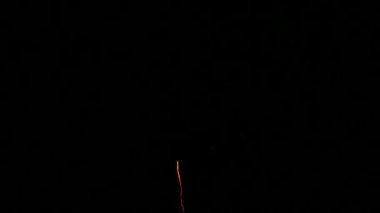 Gece gökyüzündeki havai fişekler