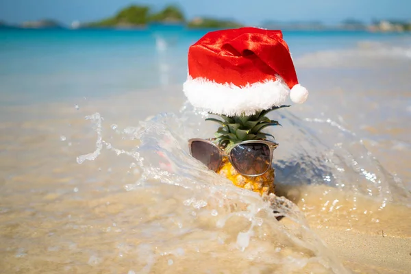 Ananas Bicchieri Cappello Natale Sulla Sabbia Bianca Con Vista Sul — Foto Stock