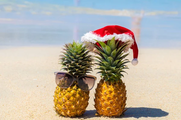 Due Amici Ananas Bicchieri Cappello Natale Sulla Sabbia Bianca Con — Foto Stock