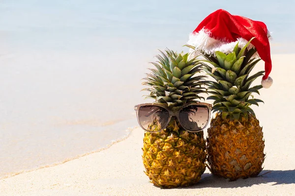 Two Friends Pineapple Glasses Christmas Hat White Sand Overlooking Blue — Stock Photo, Image